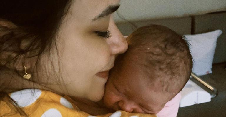 Talita Younan se derrete com clique fofíssimo da filha, Isabel: ”Essa boneca é minha filha”