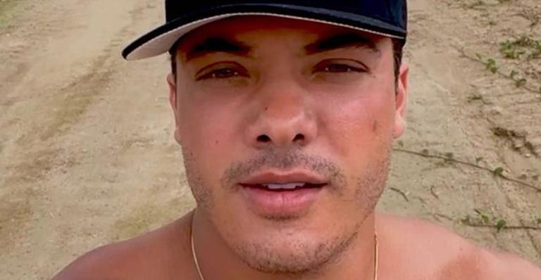 Wesley Safadão recebe elogios ao posar sem camisa durante passeio de barco: ”Gatão!”