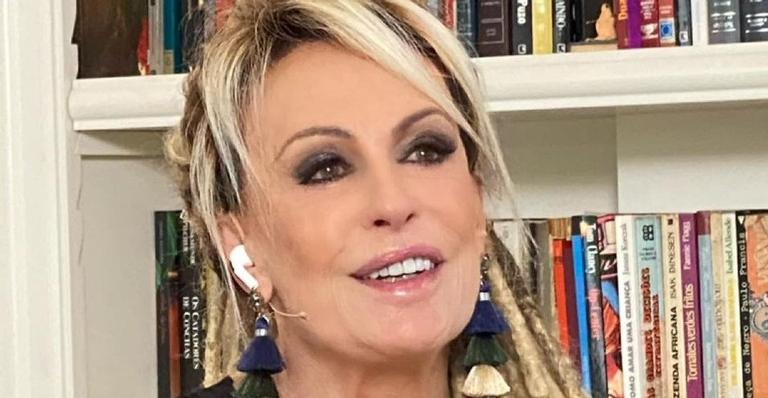 Ana Maria Braga posa ao lado de sua cachorrinha e brinca: ”A Paçoca deixou eu sentar no sofá dela”