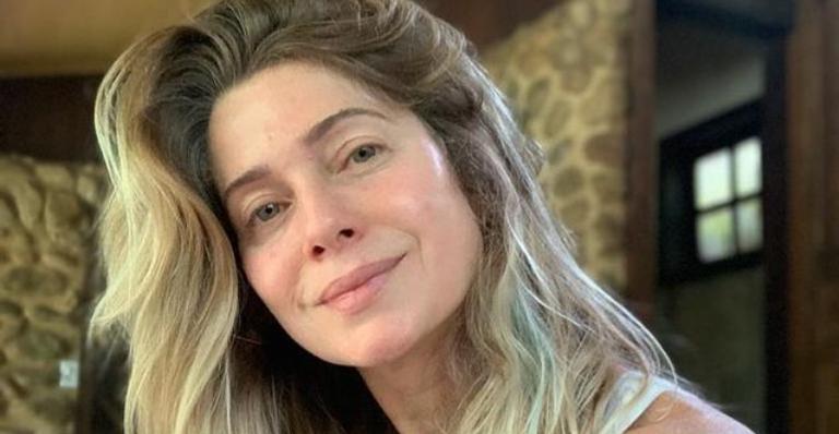 Letícia Spiller esbanja naturalidade ao falar sobre cuidados com a pele