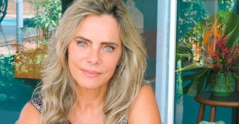 Aos 68 anos, Bruna Lombardi posa só de camiseta e impressiona com corpaço: ”Espetacular”