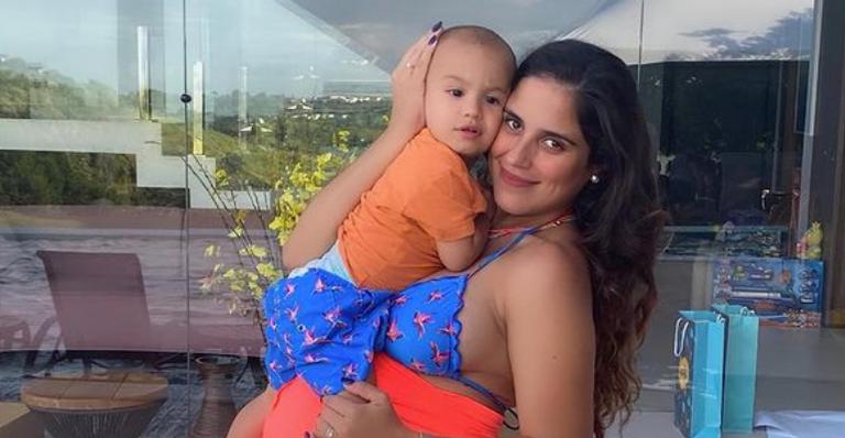 Camilla Camargo publica clique do filho brincando com o cão e encanta fãs: ”Que lindezas!”
