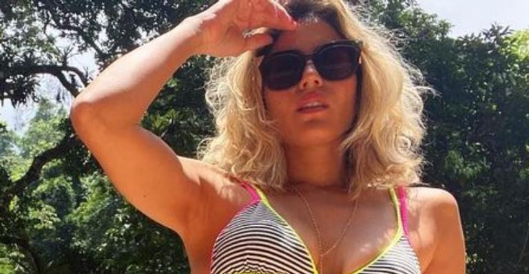 Carol Castro exibe boa forma ao posar de biquíni e ganha elogios: ”Perfeita”