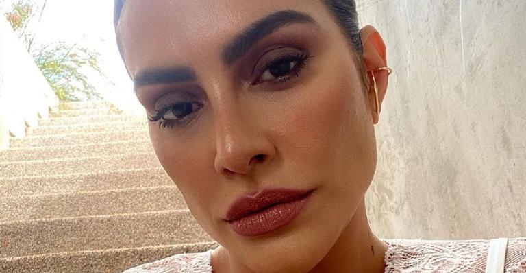 Cleo faz carão em clique de biquíni e brinca: ”Oi, cunhadas”