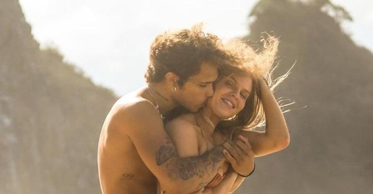 Em Fernando de Noronha, Vitão surge em clima de romance com Luísa Sonza