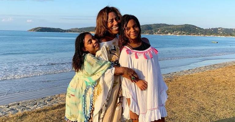 Gloria Maria se derrete ao publicar clique fofo das filhas, Laura e Maria: ”Minhas princesas!”