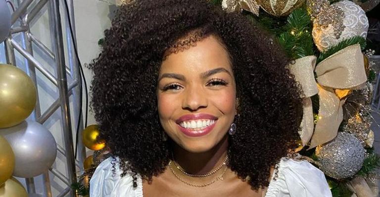 Jeniffer Nascimento posa para belíssimo clique em cachoeira: ”Banho de esperança”