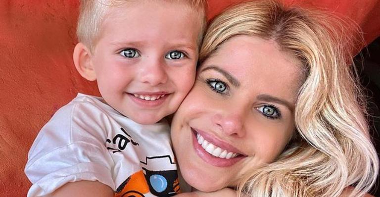 Karina Bacchi derrete corações ao posar com o filho, Enrico: ”Sextou”