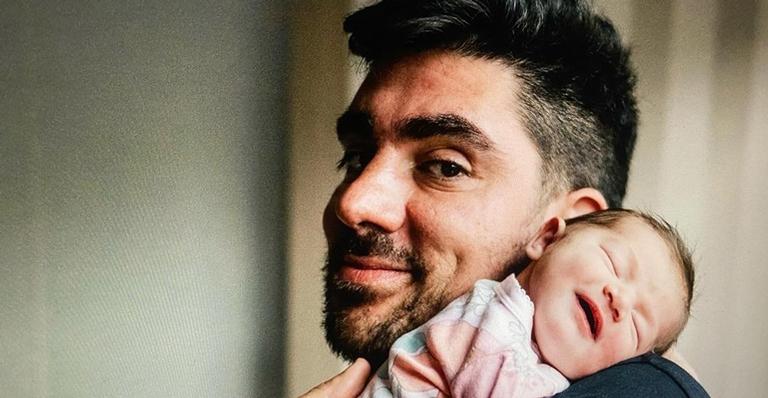 Marcelo Adnet posta clique fofíssimo da filha, Alice: ”Que gostosura”