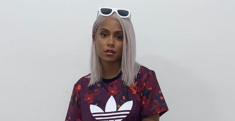MC Rebecca arranca elogios da web ao posar de biquíni: ”A mulher mais linda”