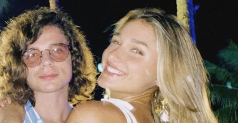 Sasha Meneghel compartilha clique romântico com o namorado durante viagem