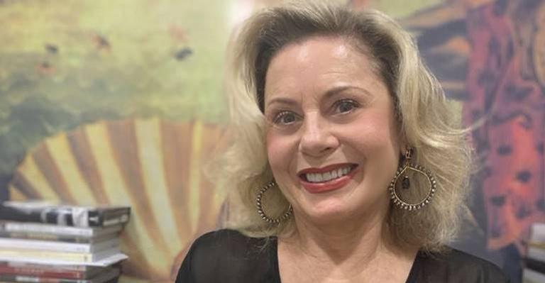 Vera Fischer posa fantasiada de super-heroína e dispara: ”Dia de WandaVision”