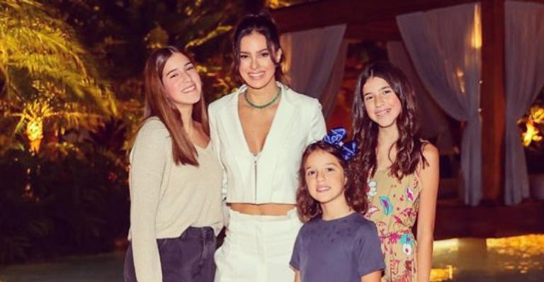 Vera Viel posa com as filhas, Helena e Maria: ”Foto feita pela Clara”