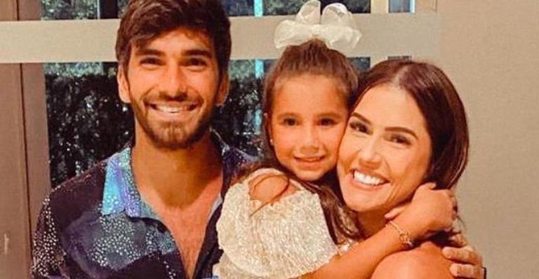 Deborah Secco posa de biquíni com a filha e o marido na Bahia e se derrete: ”Meu grude!”