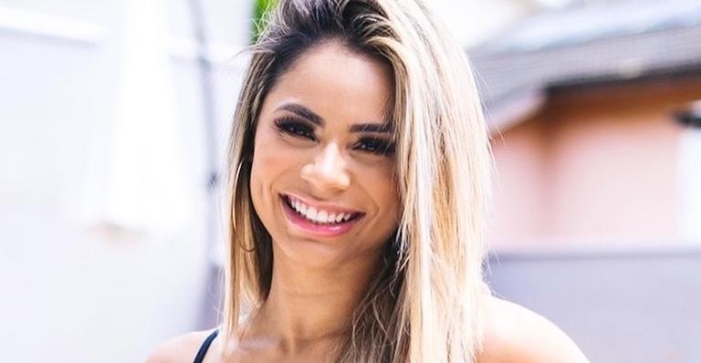 Lexa posa belíssima com biquíni fininho e rouba a cena com corpaço: ”Que deusa!”