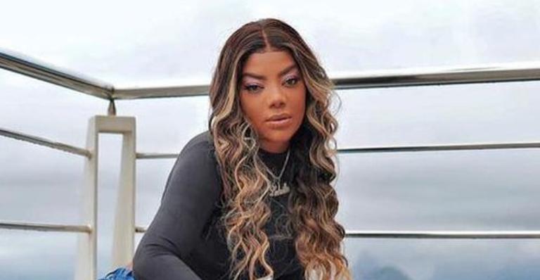 De barriga de fora, Ludmilla ostenta abdômen trincado em look com acessórios grifados de R$25 mil