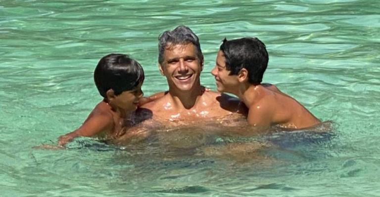 Marcio Garcia aproveita piscina com os filhos, Felipe e João: ”Meus caçulas”
