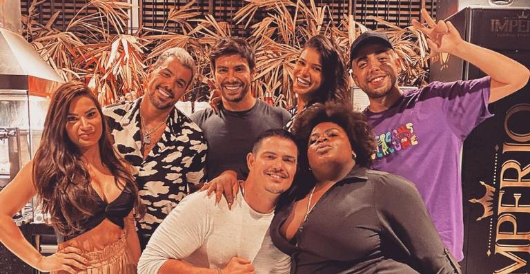 Mariano compartilha clique do reencontro de peões e brinca: ”Tamo tudo na roça”