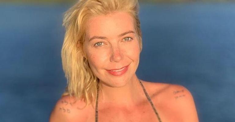Na Bahia, Luiza Possi toma sol com biquíni fininho e para tudo com corpão: ”Uma sereia!”