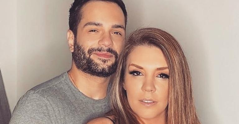 Simony comemora mais um mês de namoro com Felipe Rodriguez e se declara: ”Meu mundo todinho!”