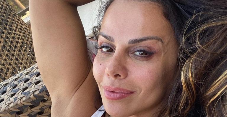 Viviane Araújo posa com maiô cavadíssimo e ostenta bumbum turbinado: ”Um corpo é um corpo!”