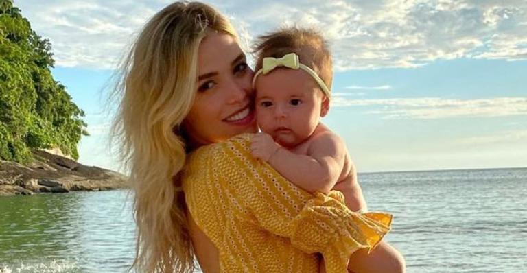 Carol Dias abre álbum de fotos da filha, Esther, e encanta: ”Minha rainha”