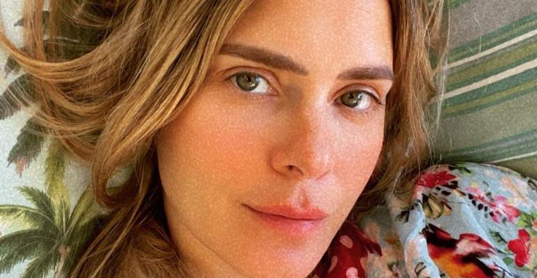 Carolina Dieckmann dispensa parte de cima e posa belíssima de topless: ”Absurdo de mulher”
