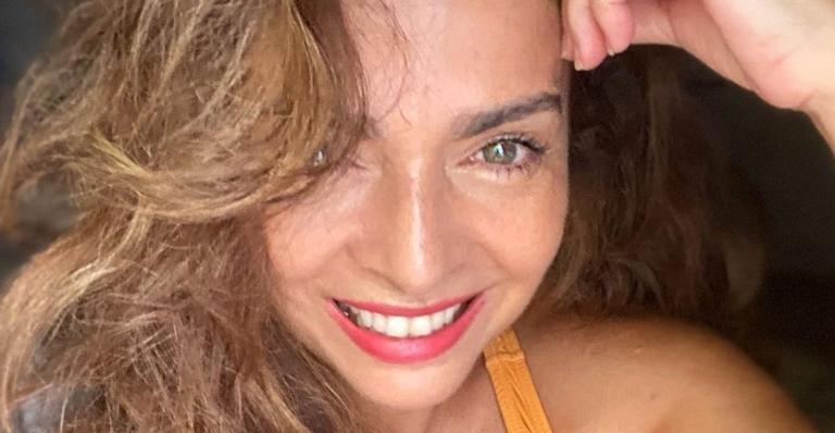 Aos 57 anos, Claudia Ohana posa toda natural de biquíni e corpão impressiona: ”Maravilhosa!”