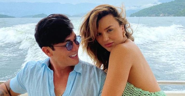 Daniel Caon compartilha clique romântico com Rafa Kalimann durante passeio de barco