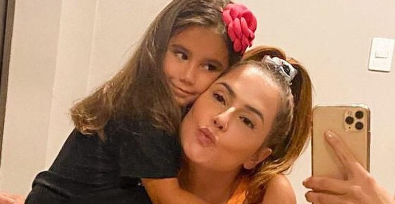 Na Bahia, Deborah Secco divide foto cheia de amor com a filha, Maria Flor, e se declara
