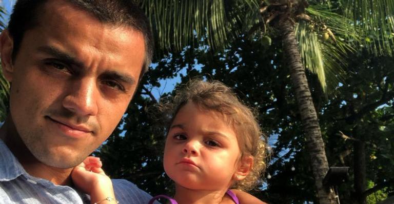 Felipe Simas posa com a filha e desabafa sobre paternidade: ”Pensava que eu tinha super poderes”