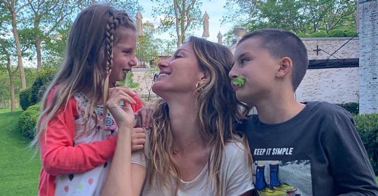 Gisele Bündchen posa com os filhos torcendo para o marido, Tom Brady: ”Vamos, Bucs”