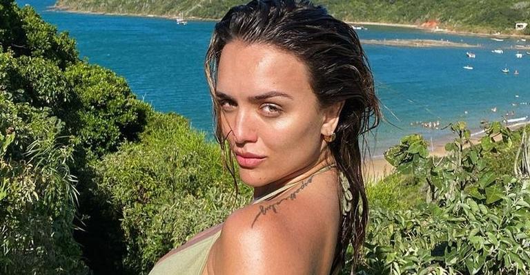 Com biquíni fininho, Rafa Kalimann ostenta curvas esculturais em passeio de lancha: ”Que corpo!”