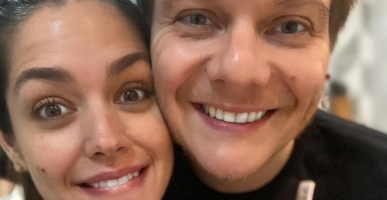 Na praia, Thais Fersoza continua comemorações com Michel Teló: ”Pensem em um cara que merece”