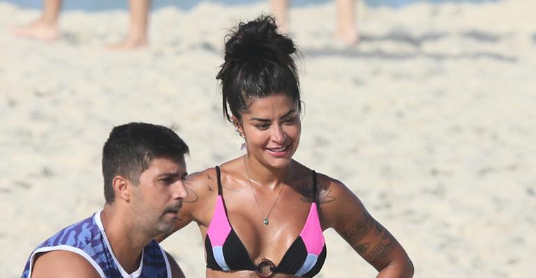 Aline Riscado é flagrada treinando na praia e corpo sarado rouba a cena