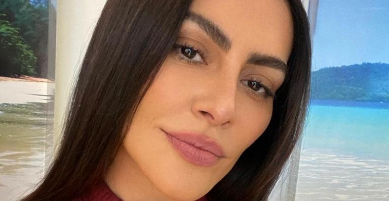 Cleo posa de biquíni fininho e rouba a cena com corpão escultural: ”Quem é você no verão?”