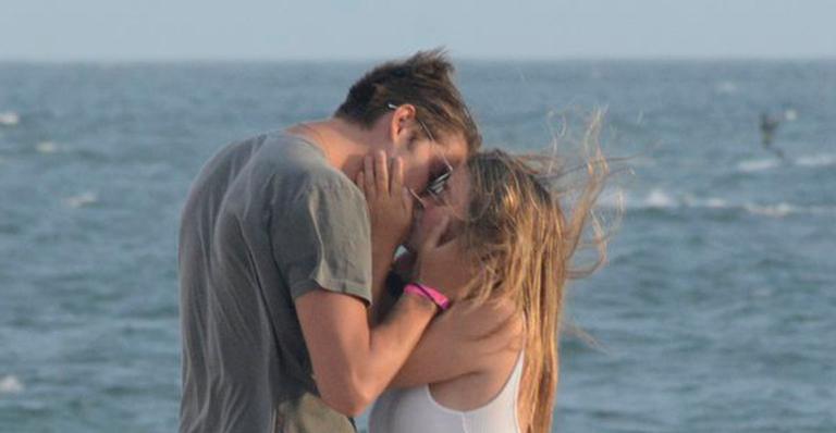 Ex-BBB Daniel Lenhardt é flagrado aos beijos com loira