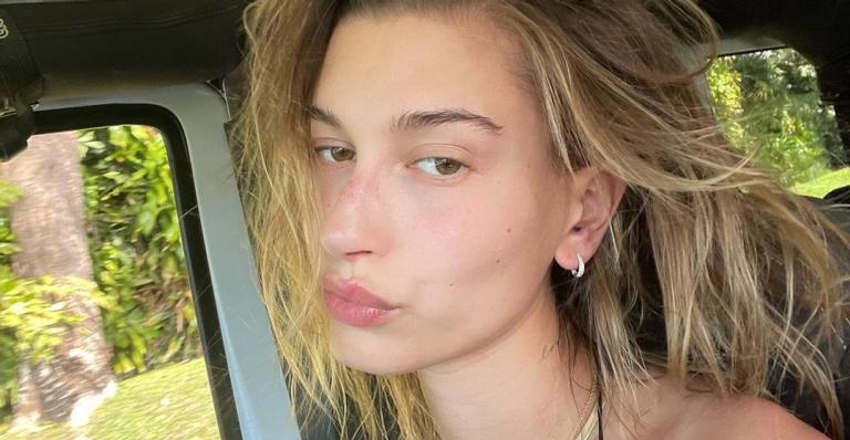 Hailey Bieber compartilha clique raro ao lado da mãe brasileira: ”Gêmeas”