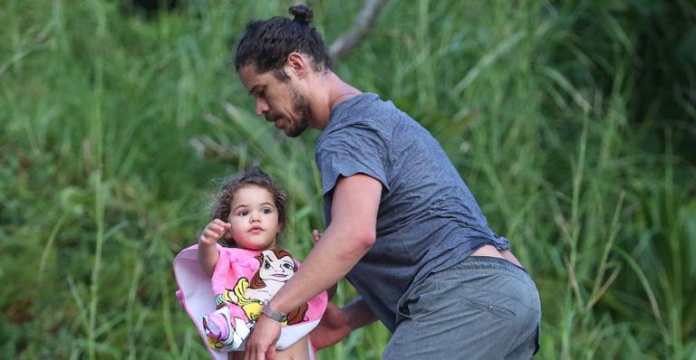 José Loreto é flagrado brincando com a filha na praia