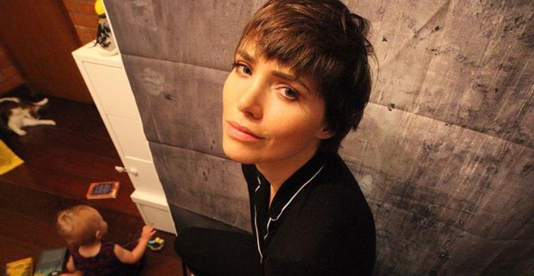 Leticia Colin brinca com afazeres de casa: ”Se não for para lavar louça montada, nem desço”