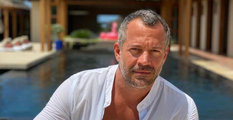 Malvino Salvador posa coladinho com o filho recém-nascido e se declara: ”Pai de menino”