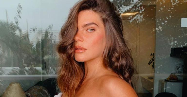 Mariana Goldfarb exibe corpão ao posar de roupão: ”Segunda sem carne’