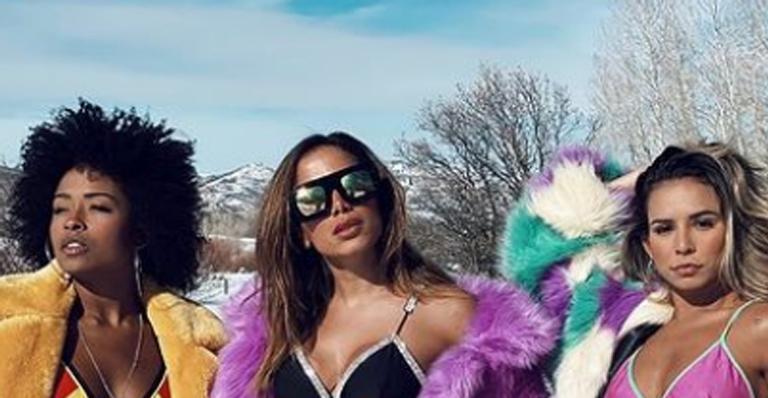 Anitta posa de biquíni com as amigas: ”Se nevar no Brasil”