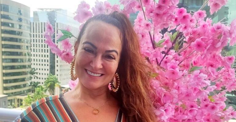 Mãe de Neymar Jr. posa de biquíni em clique raro e corpão chama atenção: ”Agradecer!”