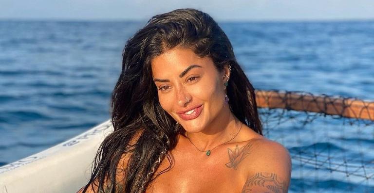 Aline Riscado impressiona a web ao aparecer fazendo rapel