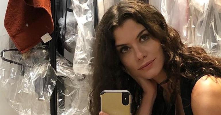 Alinne Moraes registra seu horário de almoço nos bastidores de nova novela