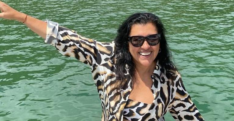 De férias, Regina Casé transmite positividade ao iniciar o dia cedo: ”Acordar junto com o sol”
