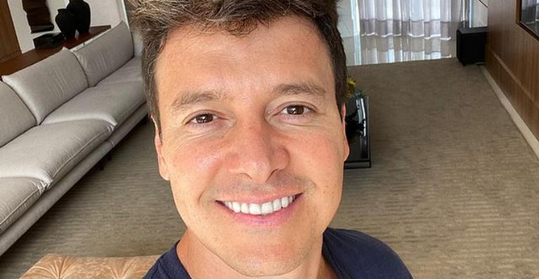 Rodrigo Faro posa sorridente ao retomar sua rotina de treinos: ”De volta com tudo!”