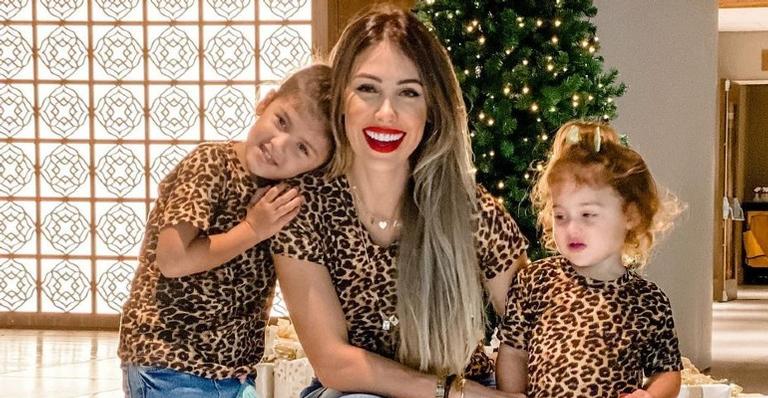 Bella Falconi posa com as filhas e compartilha texto emocionante sobre a infância