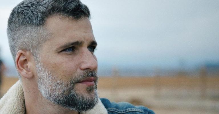 Bruno Gagliasso posa tomando banho de ducha em Noronha: ”Vontade de morar aqui”